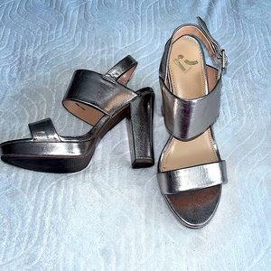 Shiny gold heels size 7